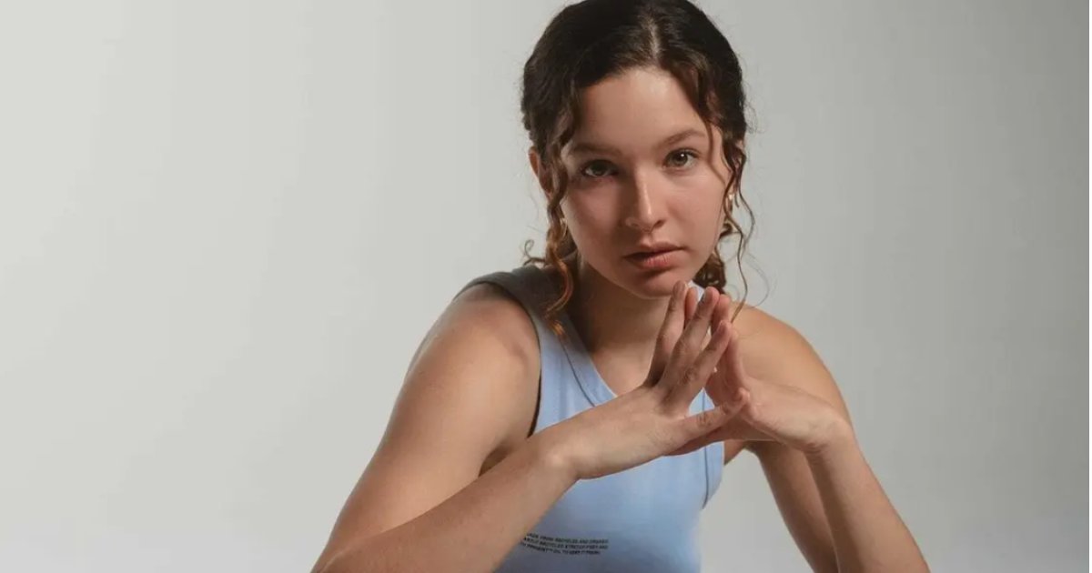 De la vulnerabilidad al caos: Carla Adell rompe moldes como la "manzana de la discordia" en "Noches solitarias"